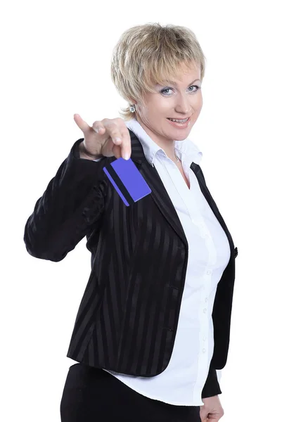 Mulher de negócios bem sucedida mostrando cartão de crédito .isolated no branco — Fotografia de Stock