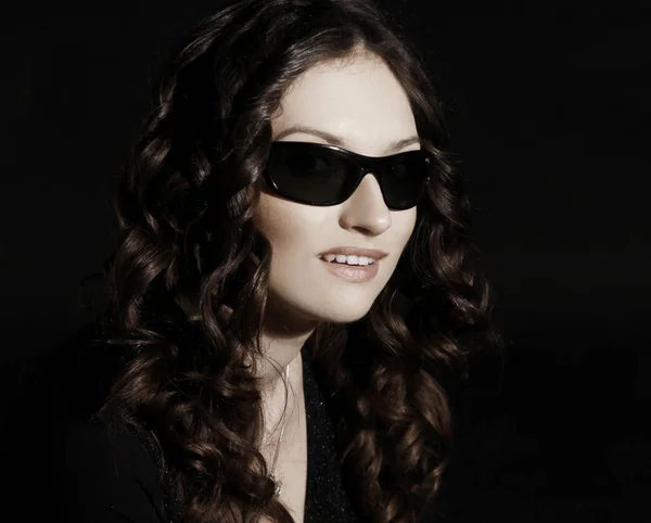 Closeup.stylish schöne Frau mit dunkler Brille — Stockfoto