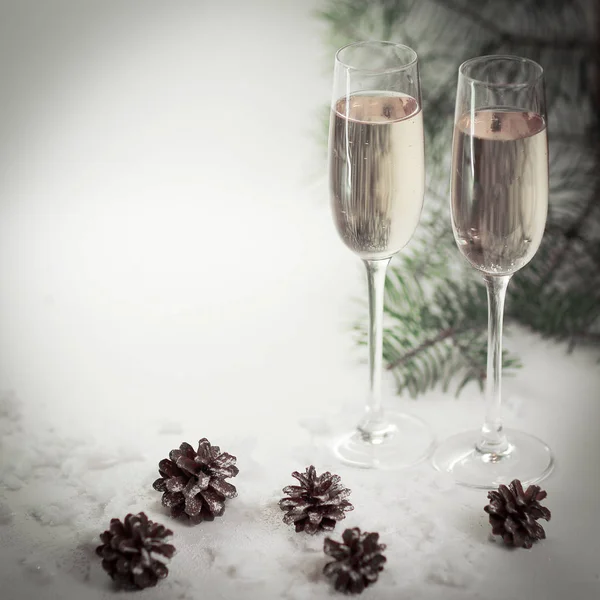 Deux verres avec champagne et cônes sur le fond de Noël — Photo