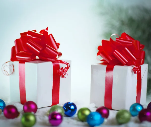 Duas caixas brancas com fitas vermelhas no fundo de Natal. — Fotografia de Stock