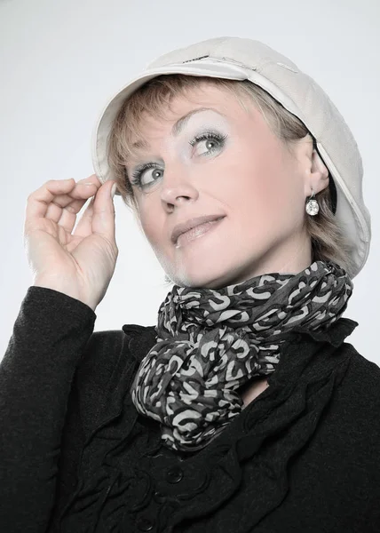 Retrato de mujer glamorosa con una gorra blanca . —  Fotos de Stock