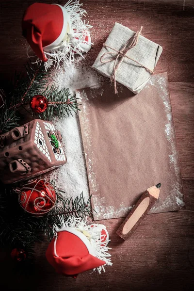 Dos Santa Claus y hoja en blanco para saludos de Navidad . —  Fotos de Stock