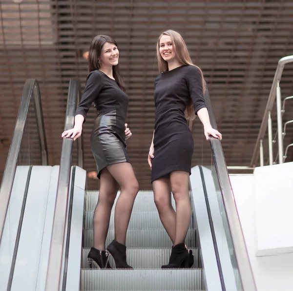 Mitarbeiter des Unternehmens stehen auf der Treppe in der Lobby des modernen Büros — Stockfoto