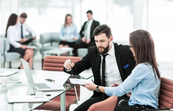 Equipo Negocios Realiza Análisis Los Informes Marketing Lugar Trabajo Oficina — Foto de Stock