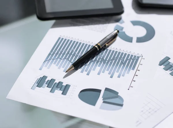 Finanzdiagramme und Diagramme liegen auf dem Tisch — Stockfoto