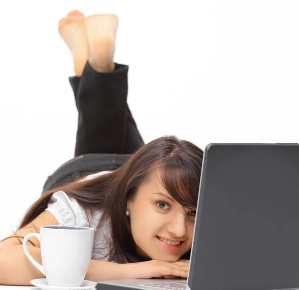 Gros plan. souriant jeune femme avec ordinateur portable sur le lieu de travail . — Photo