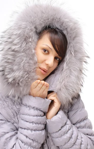 Portrait de belle jeune femme vêtue d'une veste à capuche . — Photo