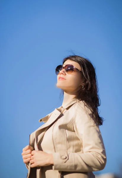 Selbstbewusste Geschäftsfrau auf blauem Hintergrund — Stockfoto