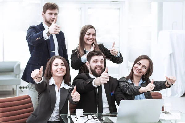 Success concept in business - friendly business team makes a gesture of thumbs up — Stock Photo, Image