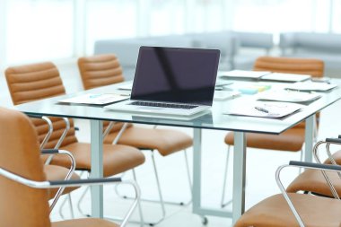 açık bir işadamı masanın üstünde Laptop