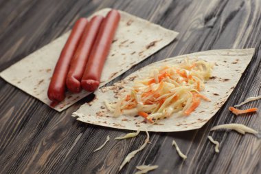 koyu ahşap arka plan üzerinde Kebap yemek için malzemeler