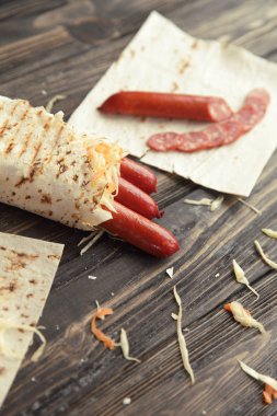 pita ekmeği ahşap bir masa üzerinde sosis füme