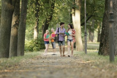grup öğrencinin kopya alanı ile sokak şehir Park.photo boyunca yürüyüş