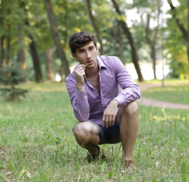 adam rahat kıyafetler içinde Park'ın bahçesinde oturur