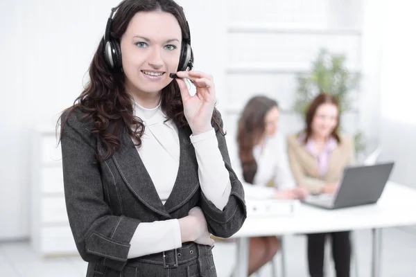 Portret van een callcenter medewerker in de achtergrond van de van — Stockfoto