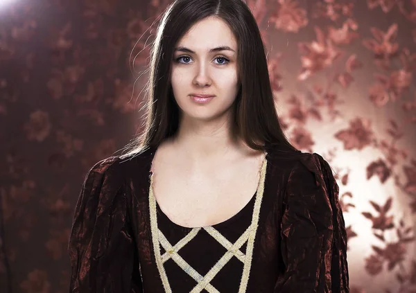 Retrato de bela jovem mulher em vestido elegante . — Fotografia de Stock