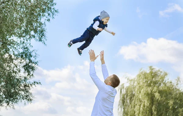 Feliz padre e hijo en un paseo en un día soleado —  Fotos de Stock