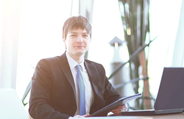 Jungunternehmer am Arbeitsplatz im Büro — Stockfoto