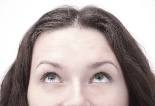 Close seup.a jeune femme avec confiance regarde vers le haut à l'espace de copie — Photo