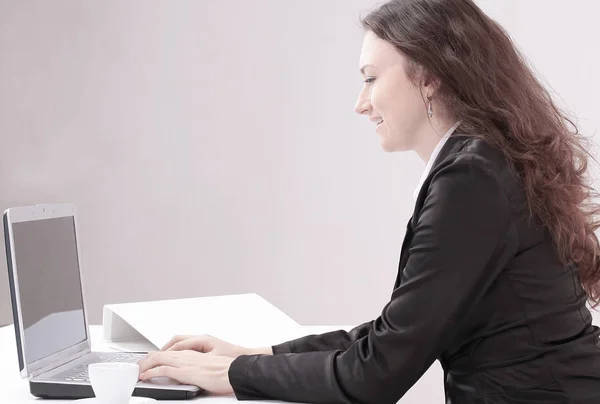 Mujer de negocios que trabaja en el ordenador portátil, sentado en su escritorio — Foto de Stock