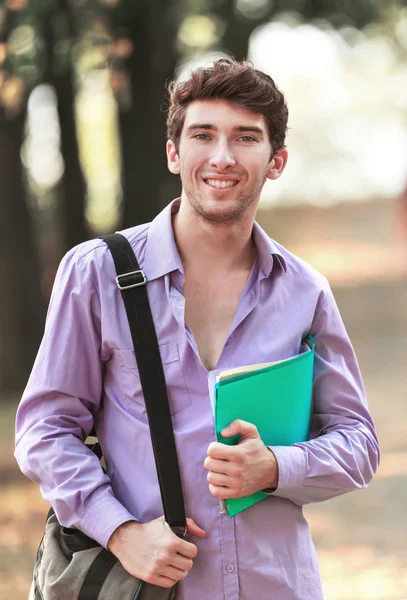 Succesvolle student met boeken in het Park op een zonnige dag — Stockfoto