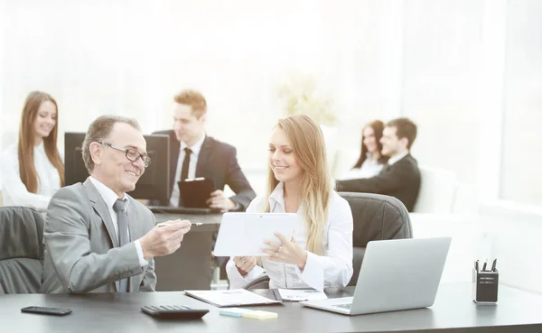 Medewerkers digitale tablet gebruiken om te werken met financiële gegevens — Stockfoto