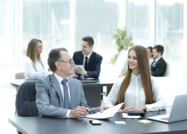 Pazarlamacı ve kağıt grafiklerle çalışma Yöneticisi takım.