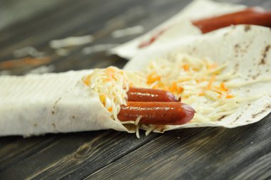 up.Pita ekmek sosis ile kapatıp vegetables.photo kopya alanı ile