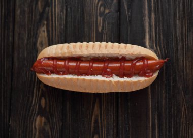 koyu ahşap background.photo ile üzerinde füme soslu sosisli sandviç