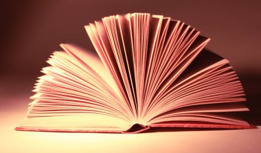 Book.isolated sarı background.p üzerinde açın