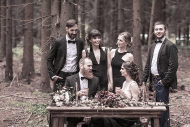 evli ve tanıklar ormanda piknik