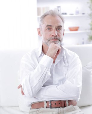 Olgun psikoterapist modern bir ofiste çalışır.