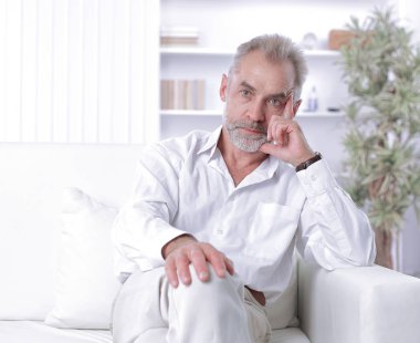 yakışıklı işadamı office.photo kopya alanı ile kanepede oturan