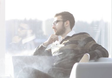 up.businessman bir sigara ile bir kahve molası sırasında kapatın.