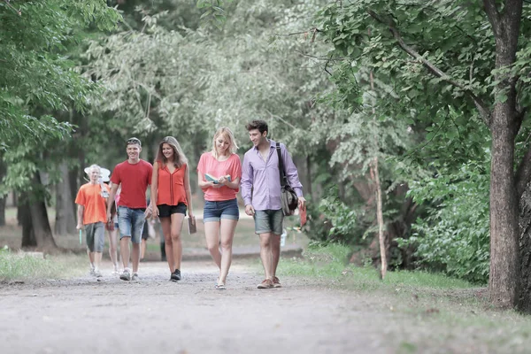 Grupo de estudiantes universitarios caminando juntos en el Parque — Foto de Stock
