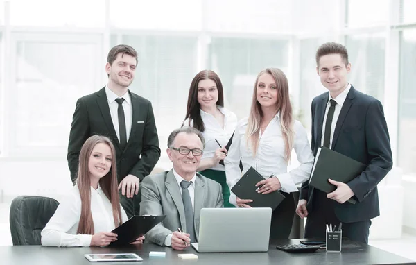 Retrato de un equipo profesional de negocios en la oficina —  Fotos de Stock