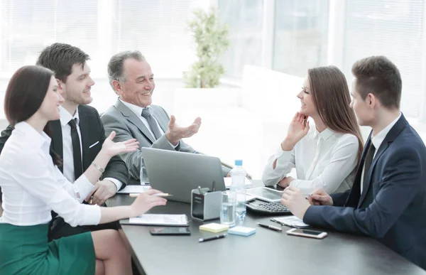 Colegas de negocios hablando en el escritorio en la oficina — Foto de Stock