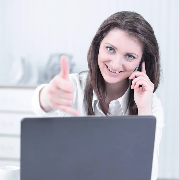 Mujer de negocios exitosa mostrando pulgar hacia arriba en el lugar de trabajo —  Fotos de Stock