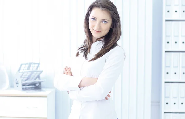 Empleado de la empresa en el fondo de la oficina . —  Fotos de Stock