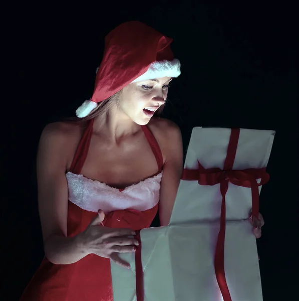 Piękna kobieta, ubrana jak Santa Claus, otwierania pudełka z Witam — Zdjęcie stockowe