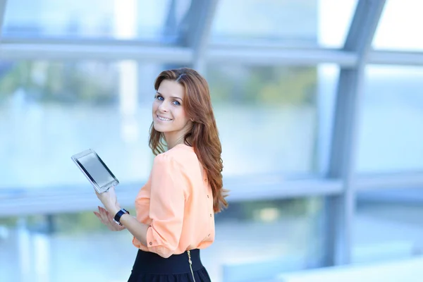 Côté view.confident femme d'affaires avec tablette numérique — Photo