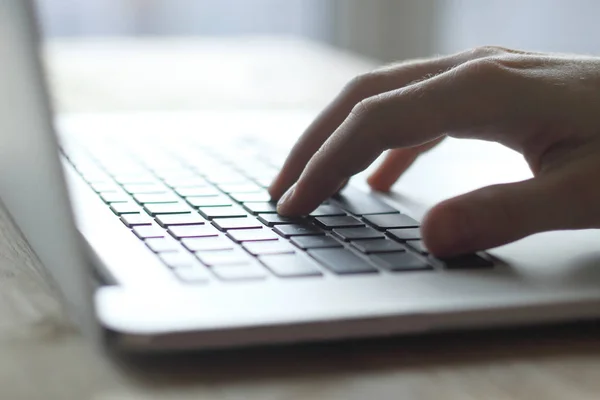 Primo piano di un uomo d'affari premendo il pulsante sul tastiera del computer portatile — Foto Stock