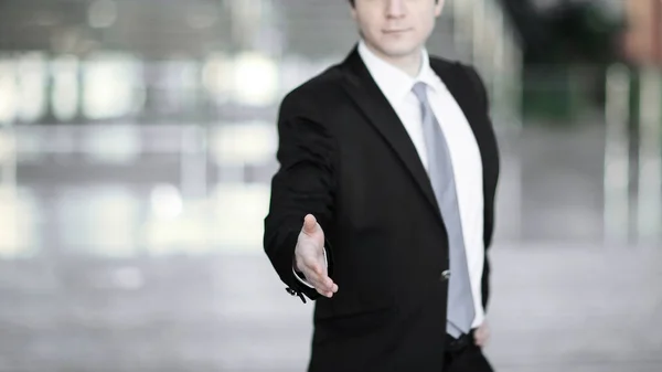 Empresário confiante dando a mão para um aperto de mão . — Fotografia de Stock