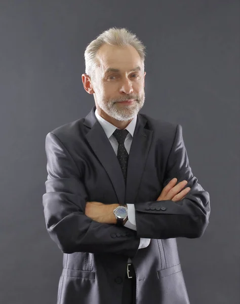 Retrato de um empresário sénior.isolado no fundo escuro — Fotografia de Stock