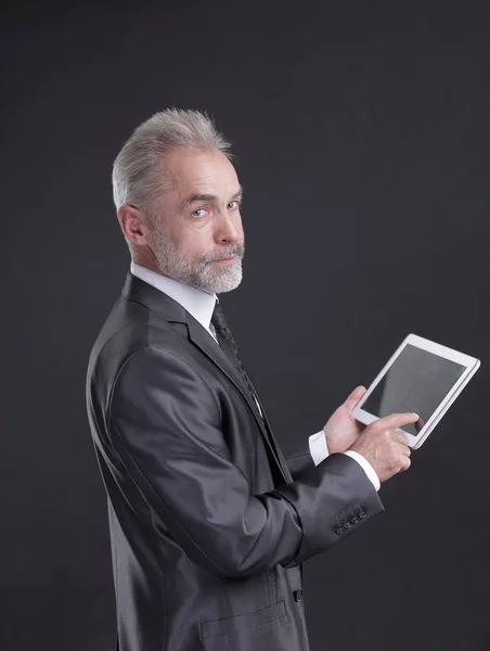 Moderner Geschäftsmann mit digitalem Tablet.isolated auf schwarzem Hintergrund — Stockfoto