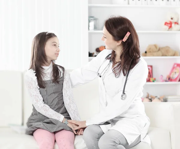 Çocuk doktoru, tedavi kurallarını küçük kıza kesin olarak açıklar. — Stok fotoğraf