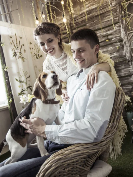 Porträt eines glücklichen Paares mit Haustier im Wohnzimmer — Stockfoto
