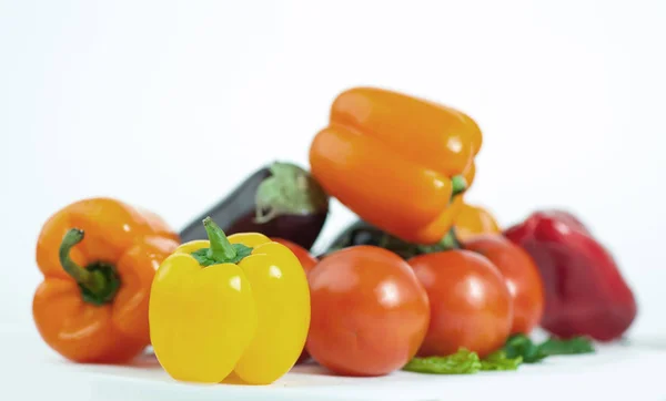 Primer plano de las verduras frescas.aislado sobre un fondo blanco —  Fotos de Stock