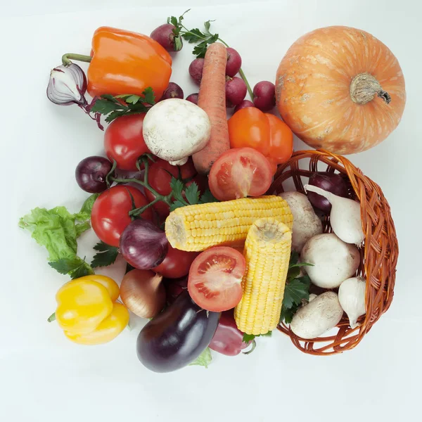Closeup.a verscheidenheid van maïs en verse vegetables.isolated op een whi — Stockfoto