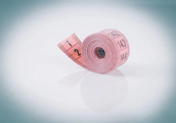 Centímetros vermelhos dobrados isolados em um fundo cinza — Fotografia de Stock